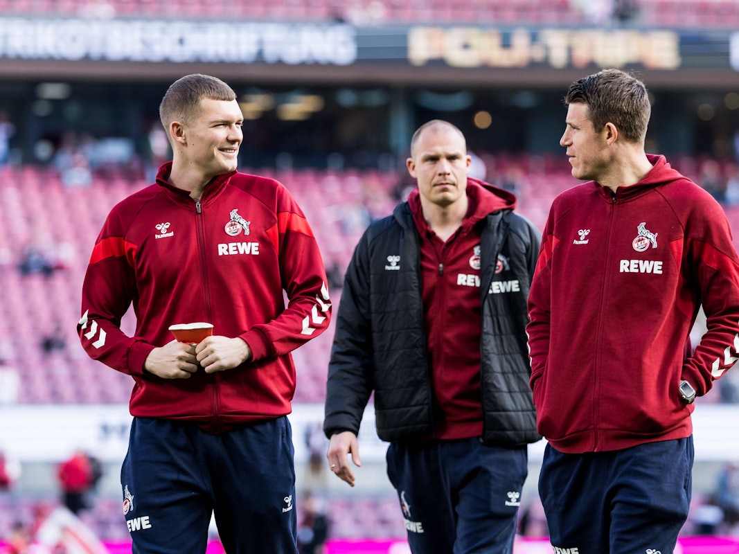 Luca Kilian spricht vor einem Spiel mit Dominique Heintz.