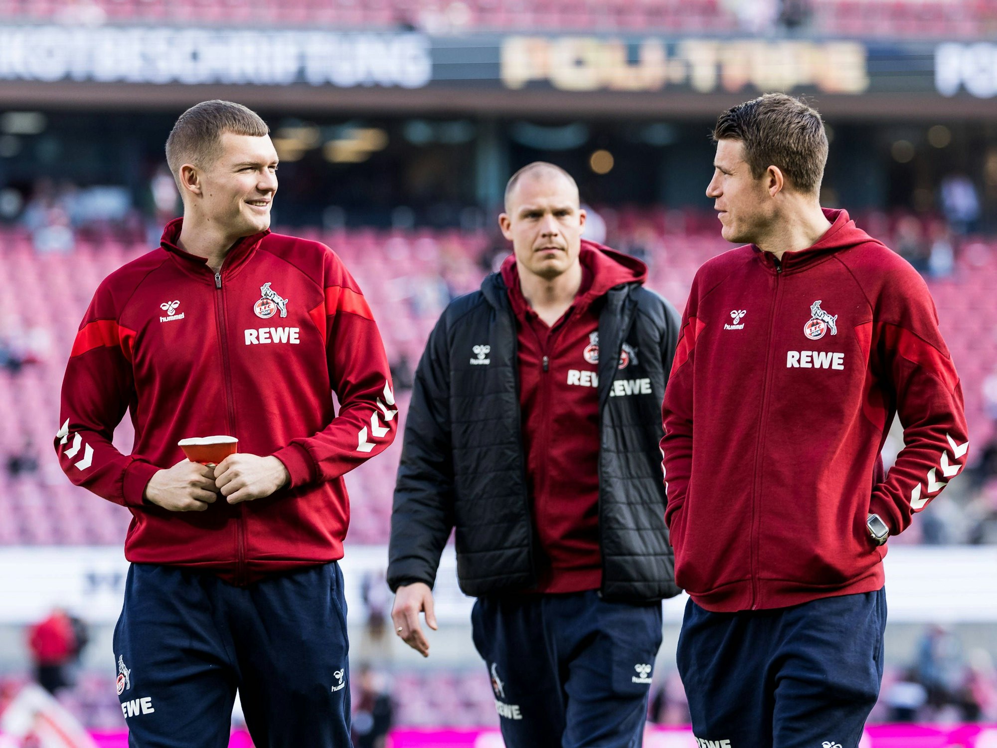 Luca Kilian spricht vor einem Spiel mit Dominique Heintz.