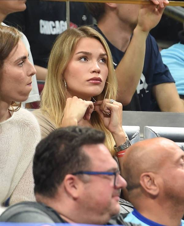 Anamaria Goltes sitzt bei einem Basketballspiel nervös auf der Tribüne.