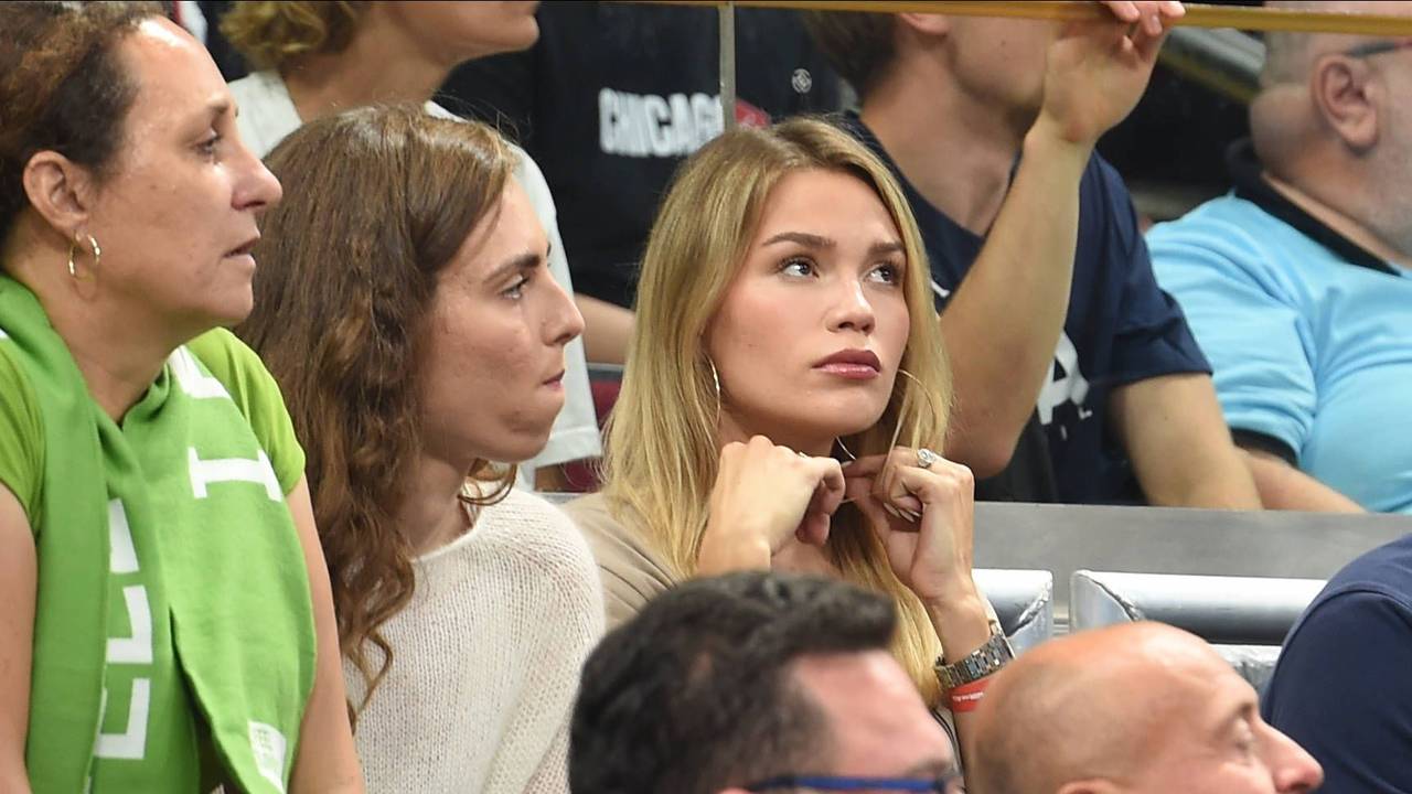 Anamaria Goltes sitzt bei einem Basketballspiel nervös auf der Tribüne.