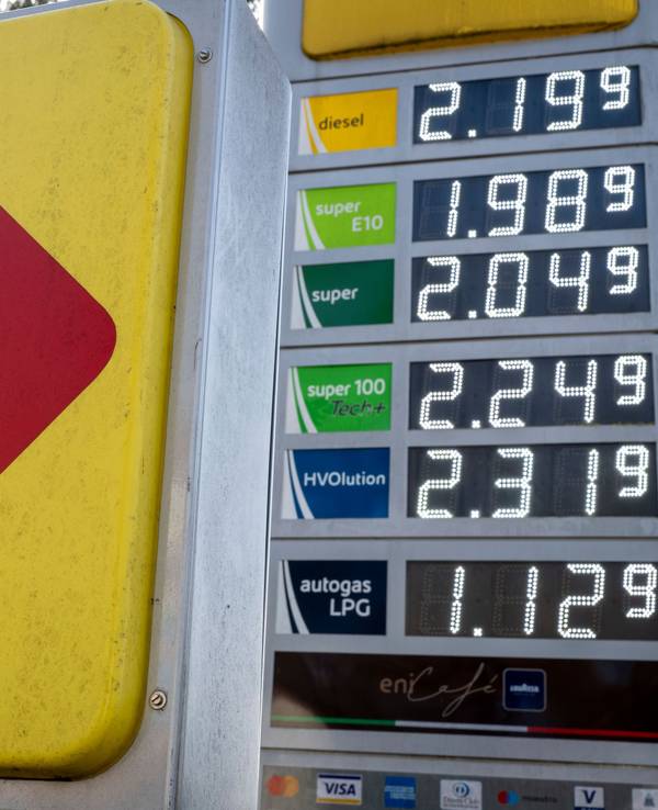 Benzinpreise stehen an der Anzeigetafel einer Tankstelle in München