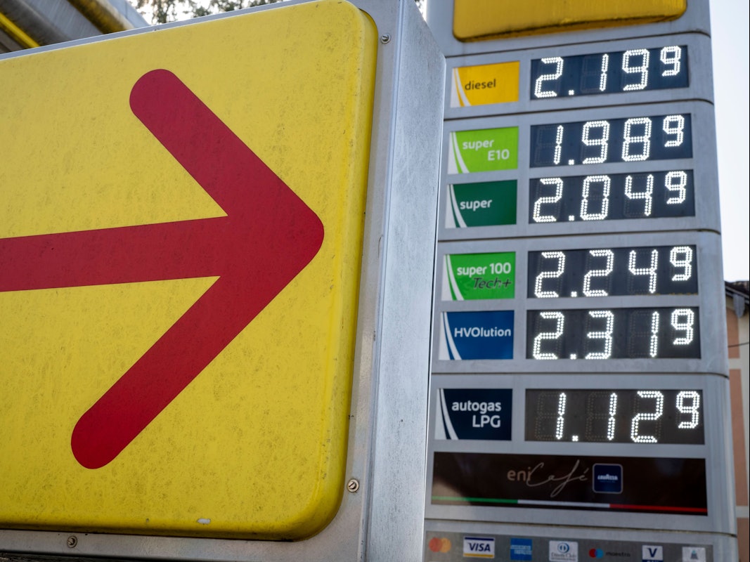 Benzinpreise stehen an der Anzeigetafel einer Tankstelle in München