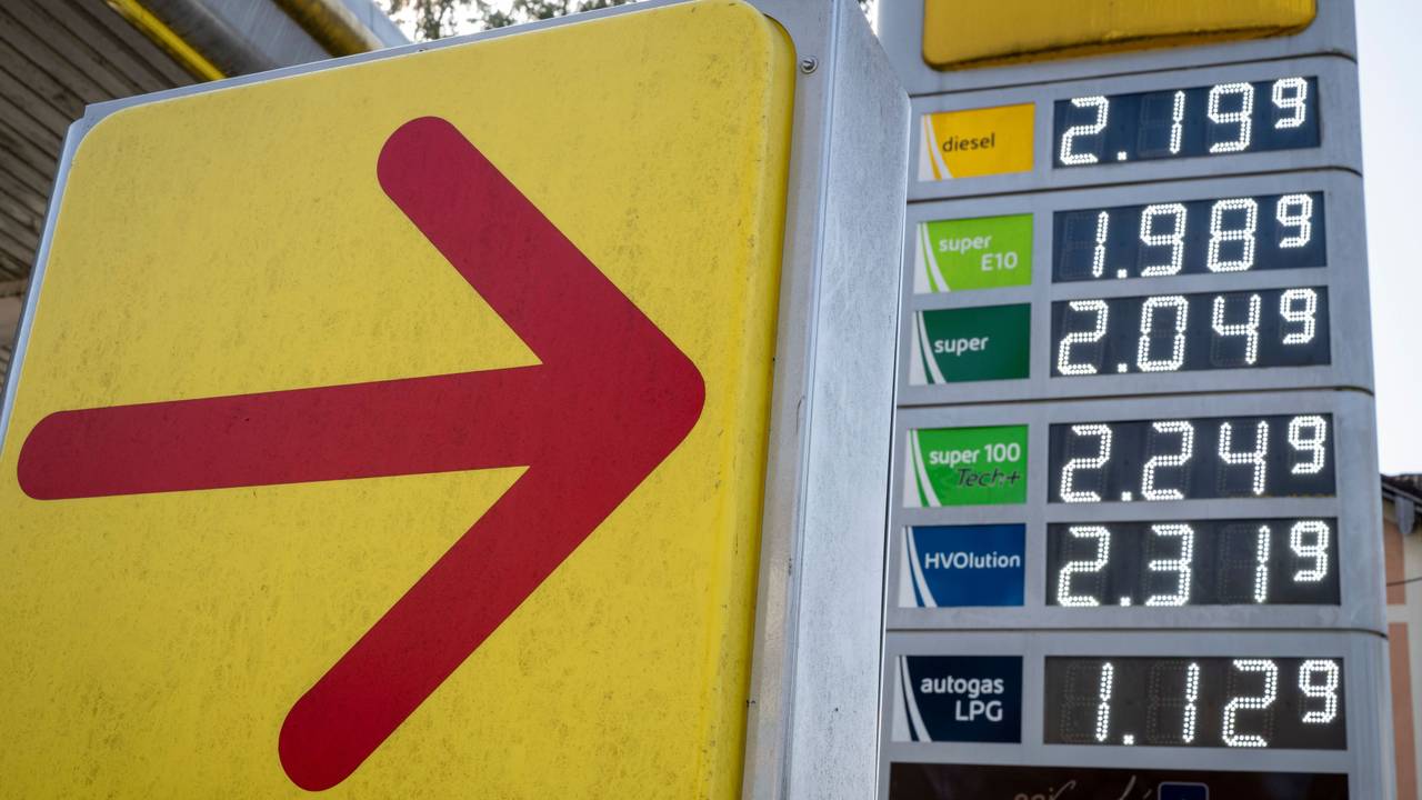 Benzinpreise stehen an der Anzeigetafel einer Tankstelle in München