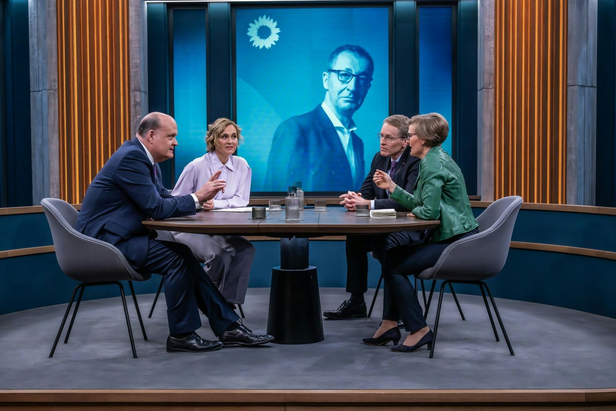 Bei „Caren Miosga“ diskutierten am Sonntag, von links: Robin Alexander, Moderatorin Caren Miosga, Daniel Günther und Franziska Brantner. (Bild: ARD / Claudius Pflug)