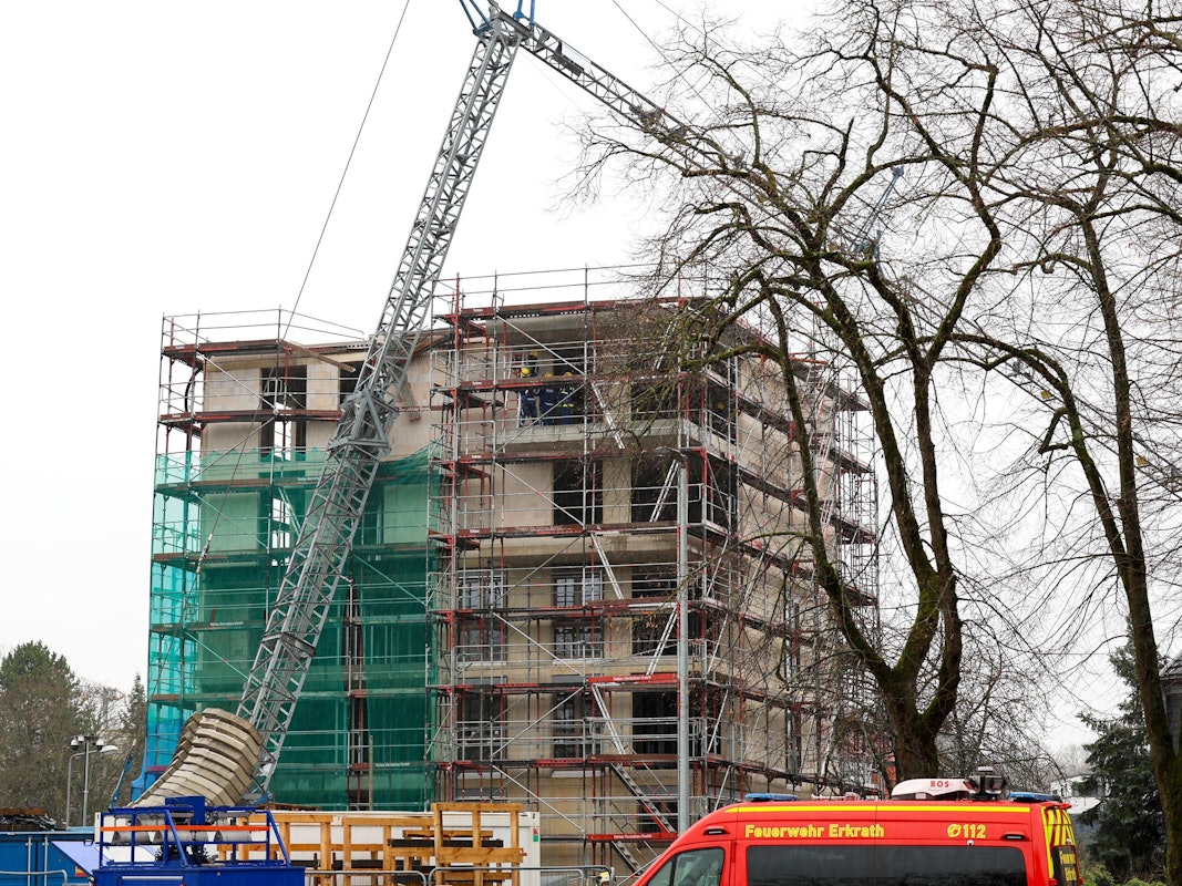 Ein Baukran ist in Erkrath nahe Düsseldorf auf einen Rohbau gekippt.