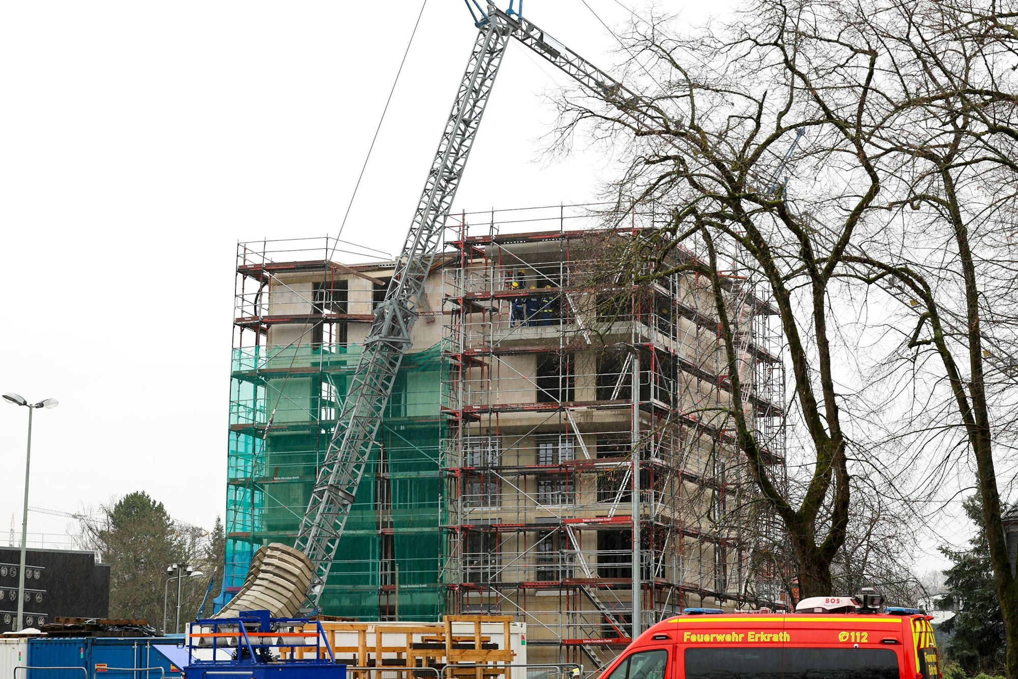Ein Baukran ist in Erkrath nahe Düsseldorf auf einen Rohbau gekippt.
