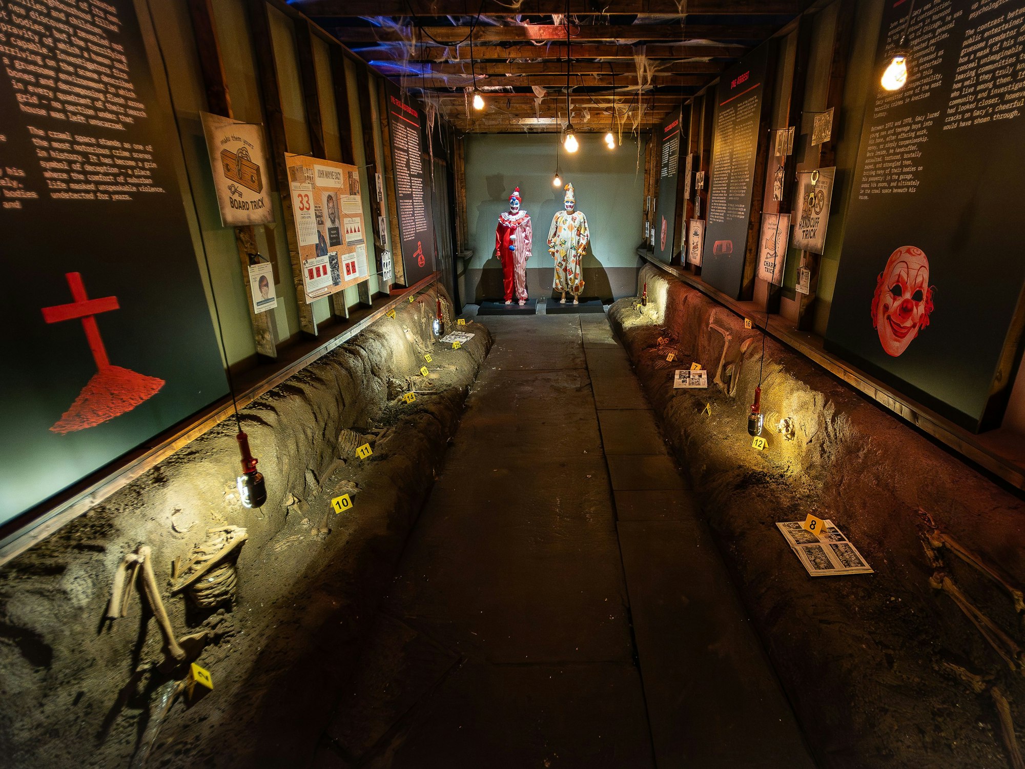 In einem Raum liegen Tatwerkzeuge und hängen Plakate über Serienkiller.