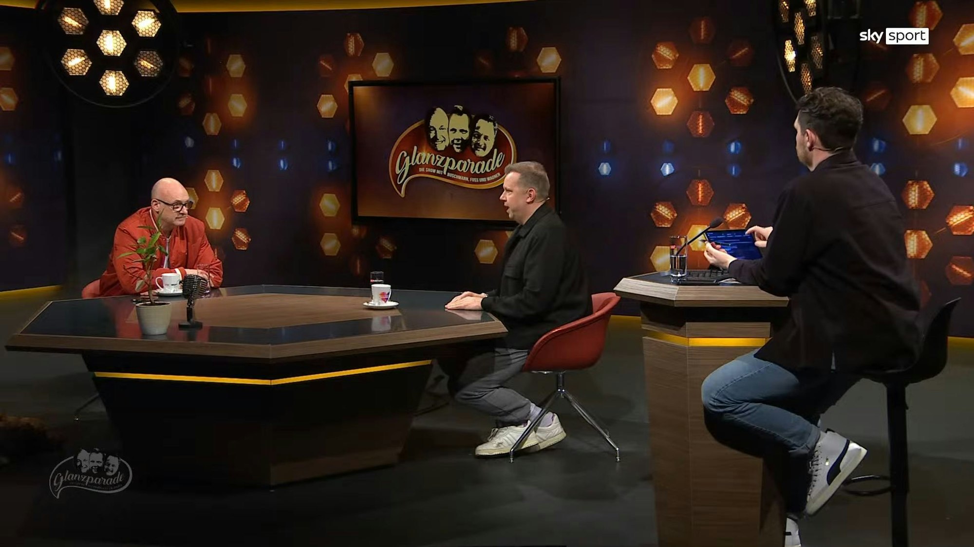 Im TV-Studio sprechen Frank Buschmann und Wolff Fuss.