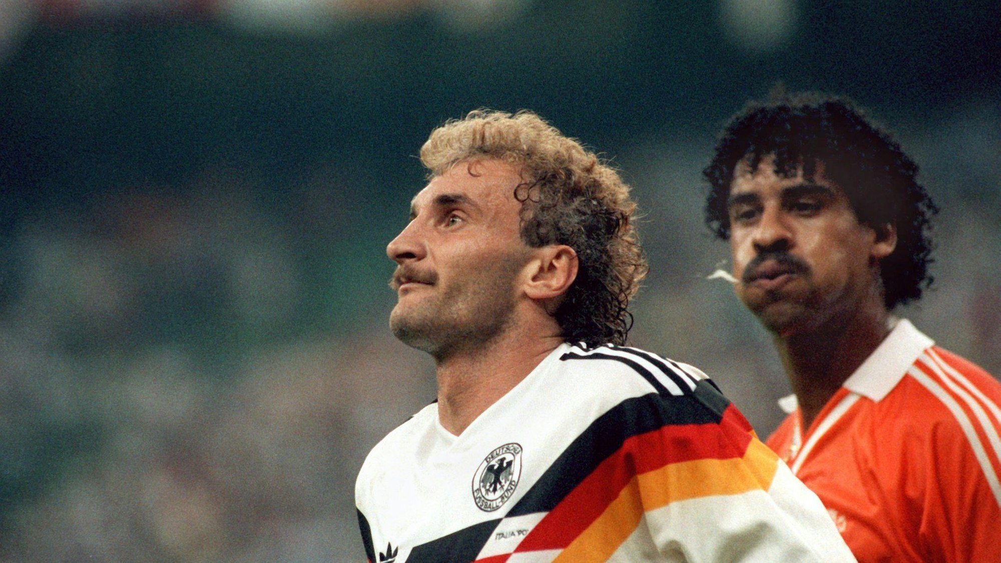 Der Niederländer Frank Rijkaard (r) bespuckt Rudi Völler