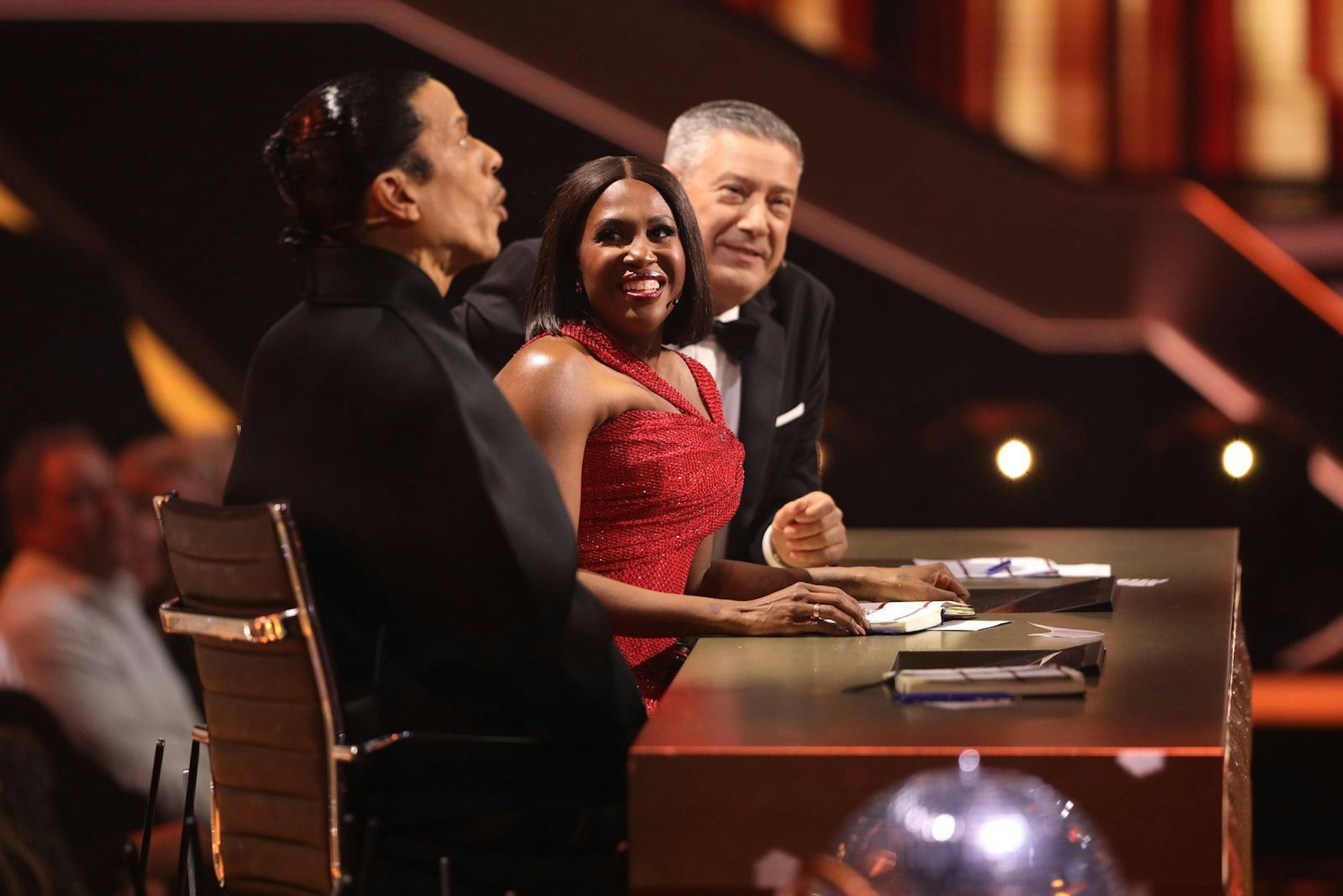„Let's Dance“-Jurorin Motsi Mabuse trug bei der ersten Show der neuen Staffel ein Outfit, das in einem Kommentar kritisiert wurde. (Bild: Joshua Sammer/Getty Images)