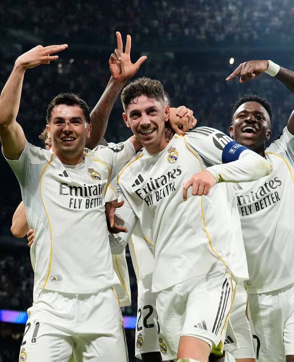 Federico Valverde jubelt mit den Kollegen.
