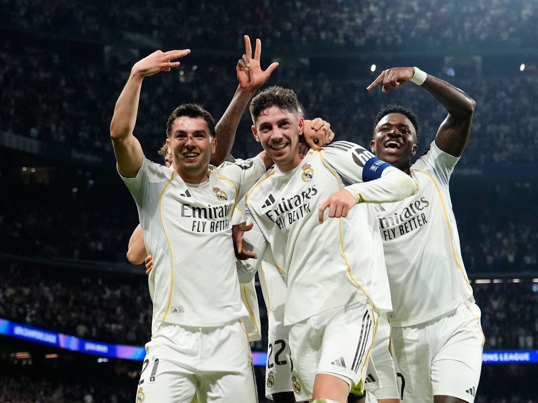 Federico Valverde jubelt mit den Kollegen.