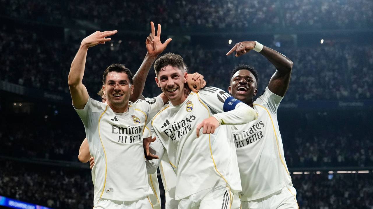 Federico Valverde jubelt mit den Kollegen.