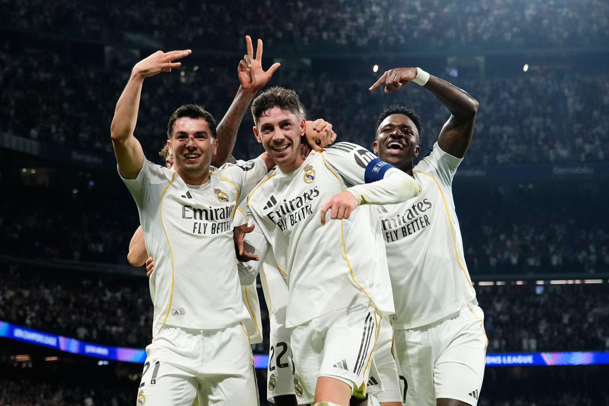 Federico Valverde jubelt mit den Kollegen.