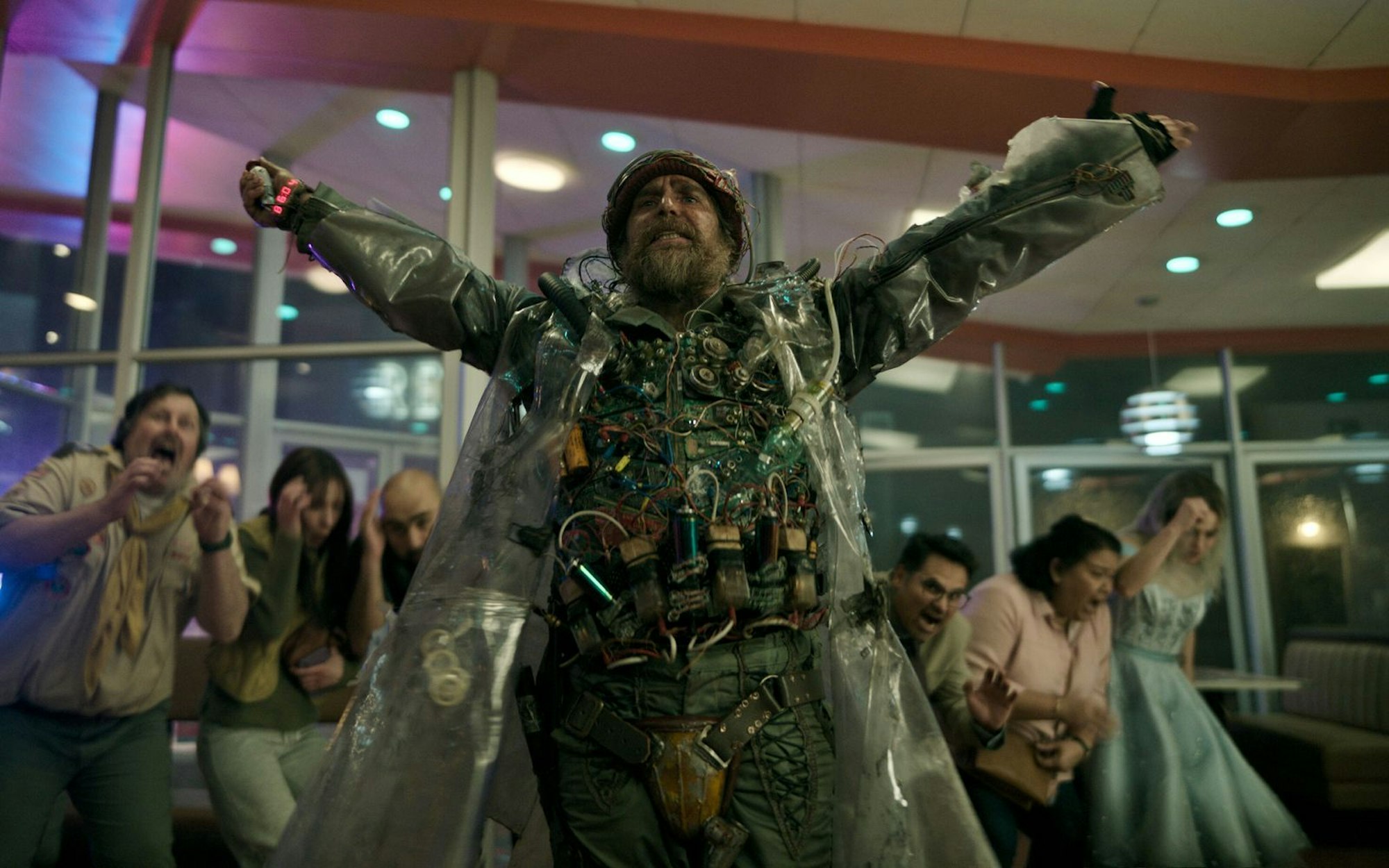 Als der „Mann aus der Zukunft“ (Sam Rockwell) in einem Diner in Los Angeles auftaucht, halten ihn zunächst alle für einen Verrückten. (Bild: Constantin Film Distribution GmbH)