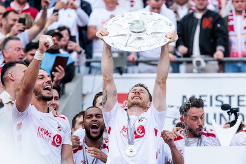 Kainz mit Zweitliga-Schale.