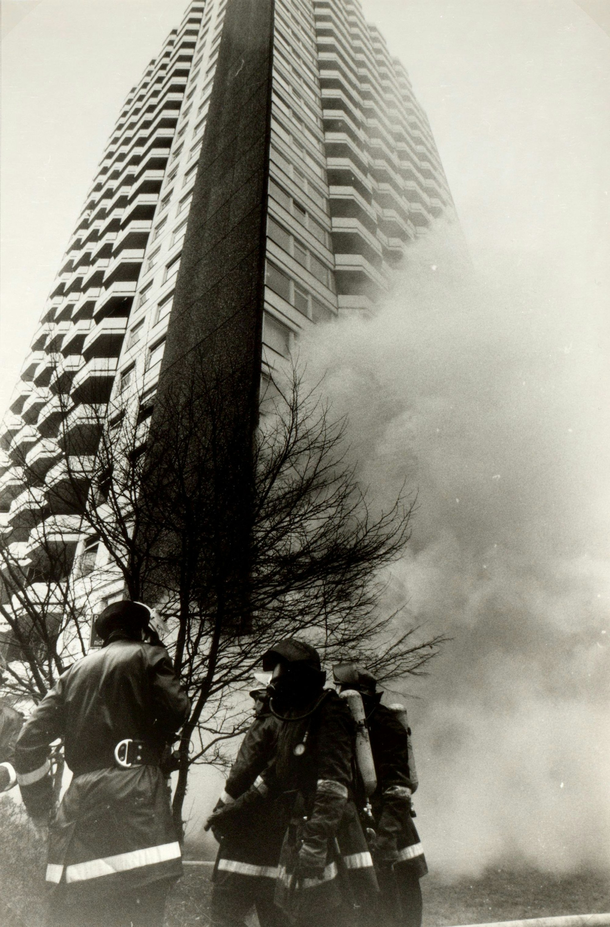 In der Kierberger Straße in Zollstock brannte es am 6. März 1996 im Keller, dann griff der Rauch auch auf die Wohnung des Hochhauses über.