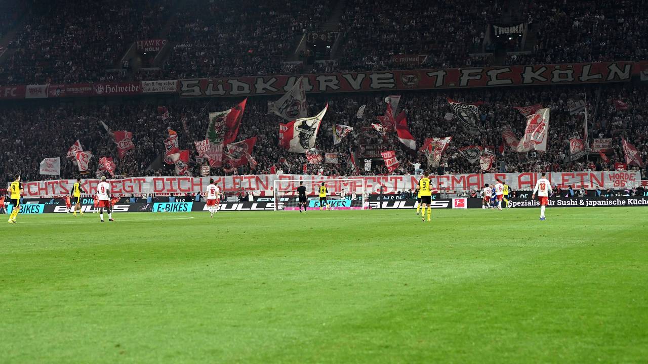Die Südkurve des 1. FC Köln während des Spiels gegen Borussia Dortmund.