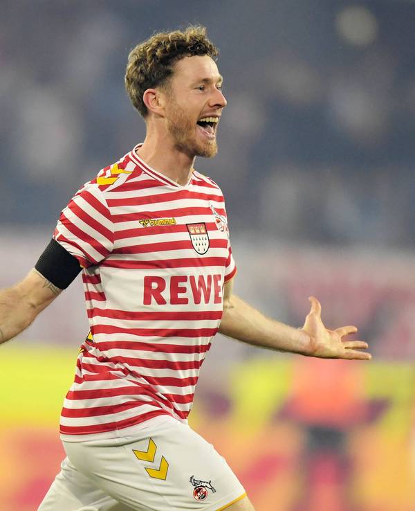Florian Kainz jubelt im Karnevalstrikot über ein Tor.