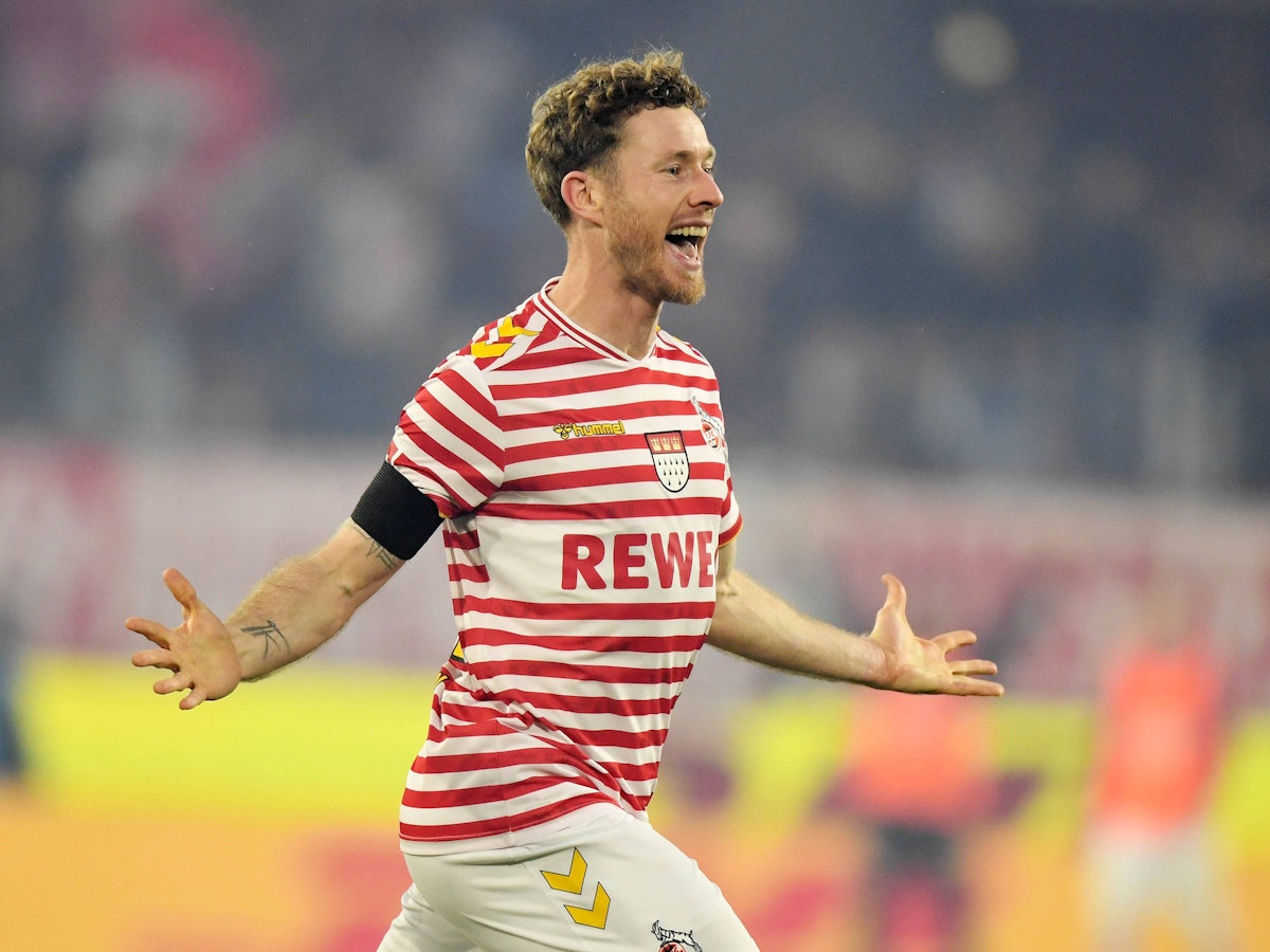 Florian Kainz jubelt im Karnevalstrikot über ein Tor.