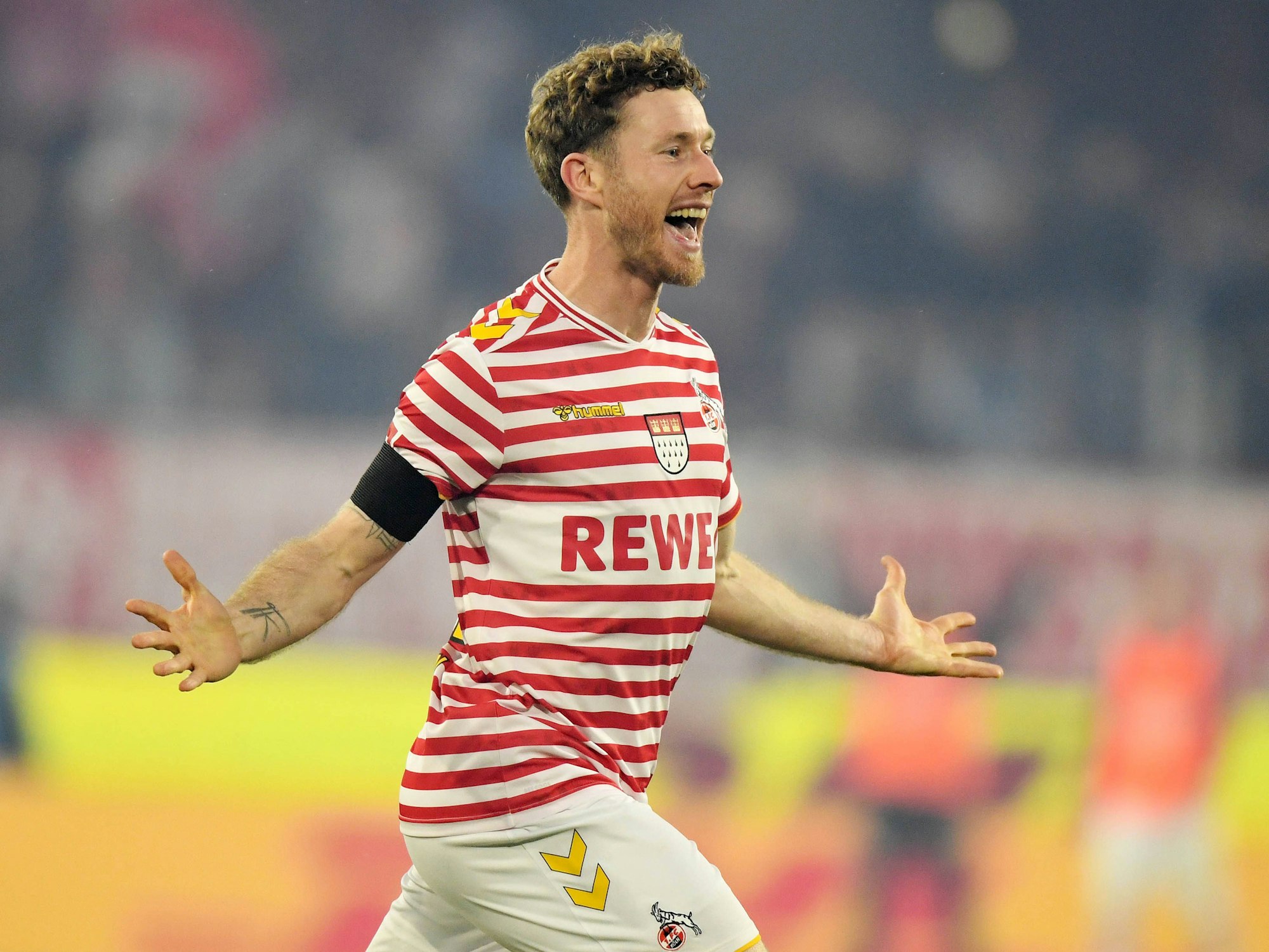 Florian Kainz jubelt im Karnevalstrikot über ein Tor.