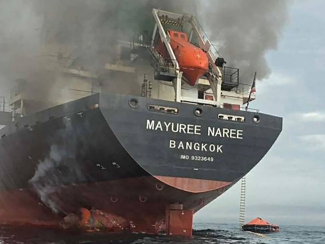 Rauch steigt von einem Handelsschiff am 11. März auf, das in der Nähe der Straße von Hormus steht.