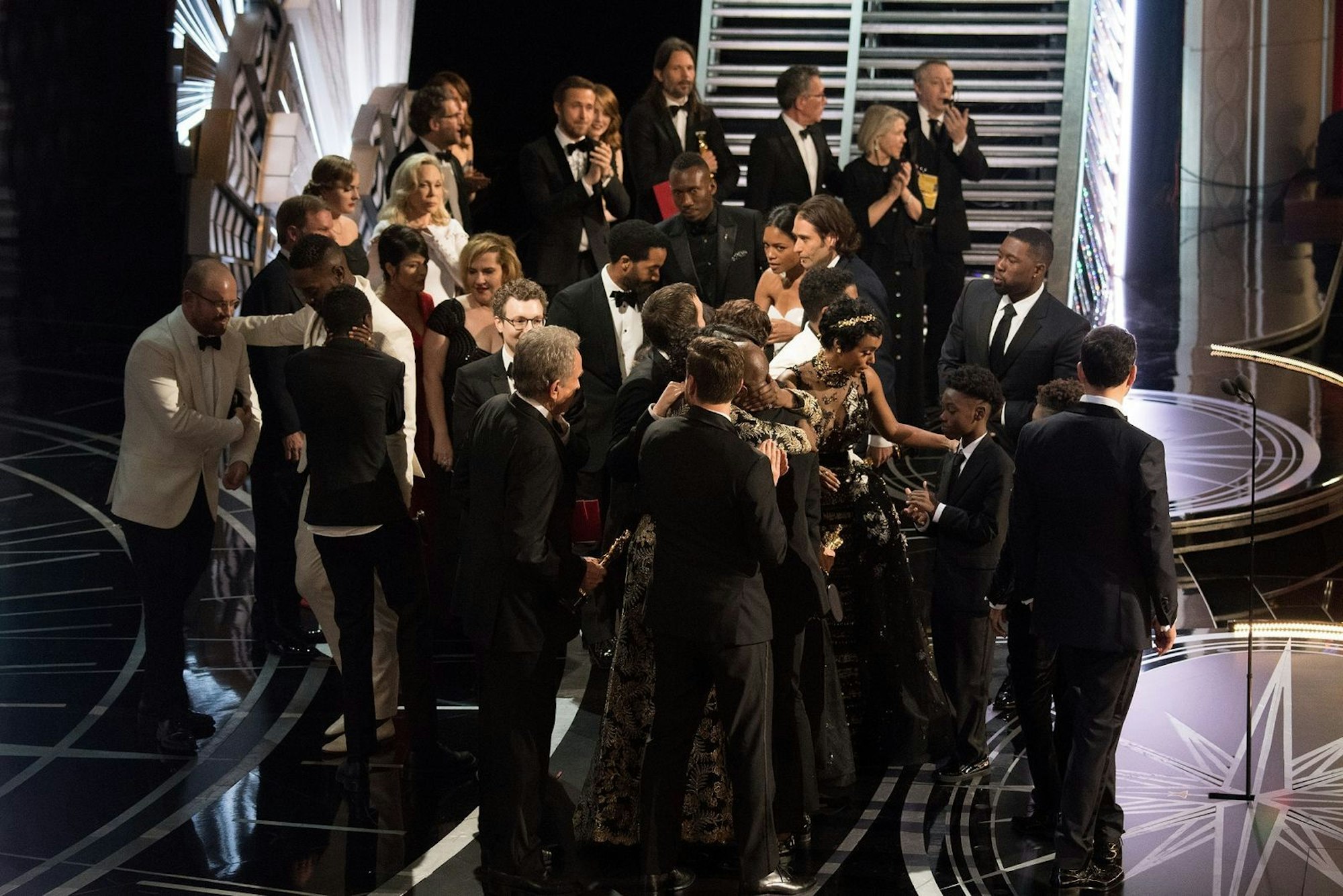 „And the Oscar goes to ... 'La La Land'“ - NICHT! Laudator Warren Beatty hatte 2017 den Musicalfilm bereits in der Kategorie „Bester Film“ zum Gewinner ausgerufen und die überglückliche Crew bei sich auf der Bühne, als er zurückgepfiffen wurde. (Bild: Aaron Poole / ©A.M.P.A.S.)