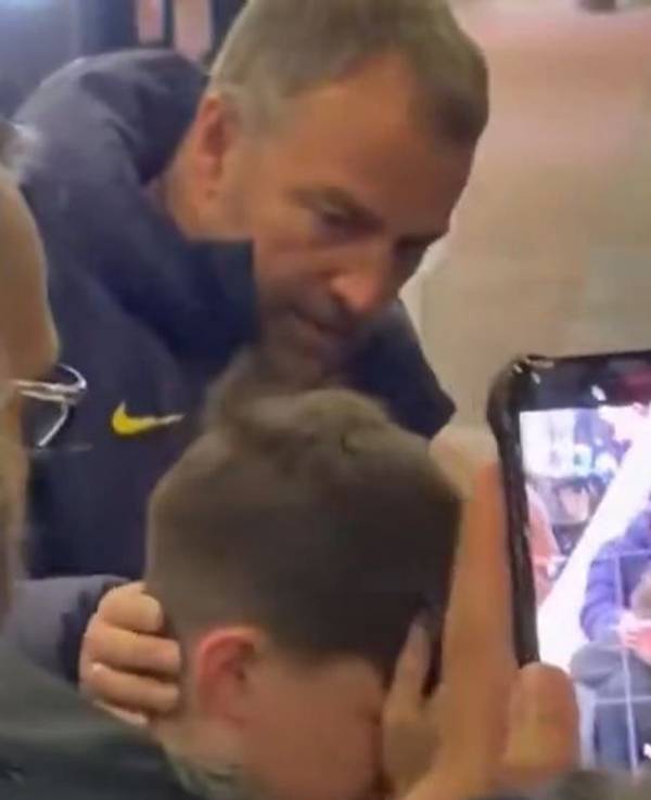 Hansi Flick kümmert sich um einen weinenden Jungen.