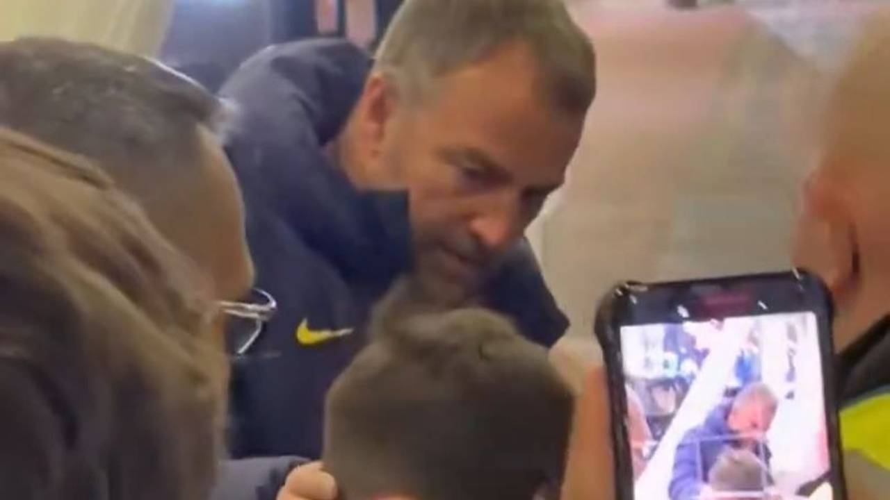 Hansi Flick kümmert sich um einen weinenden Jungen.