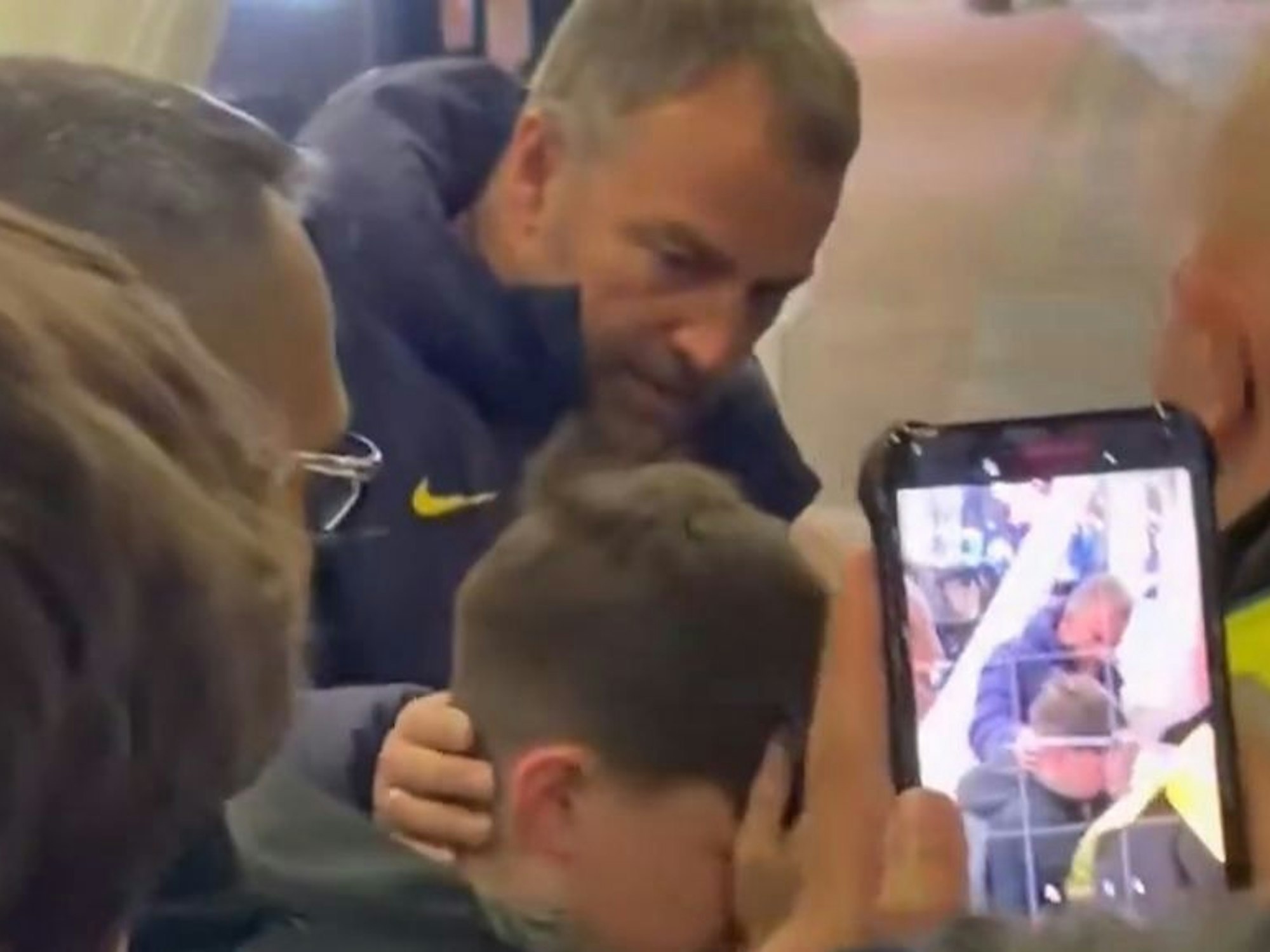 Hansi Flick kümmert sich um einen weinenden Jungen.