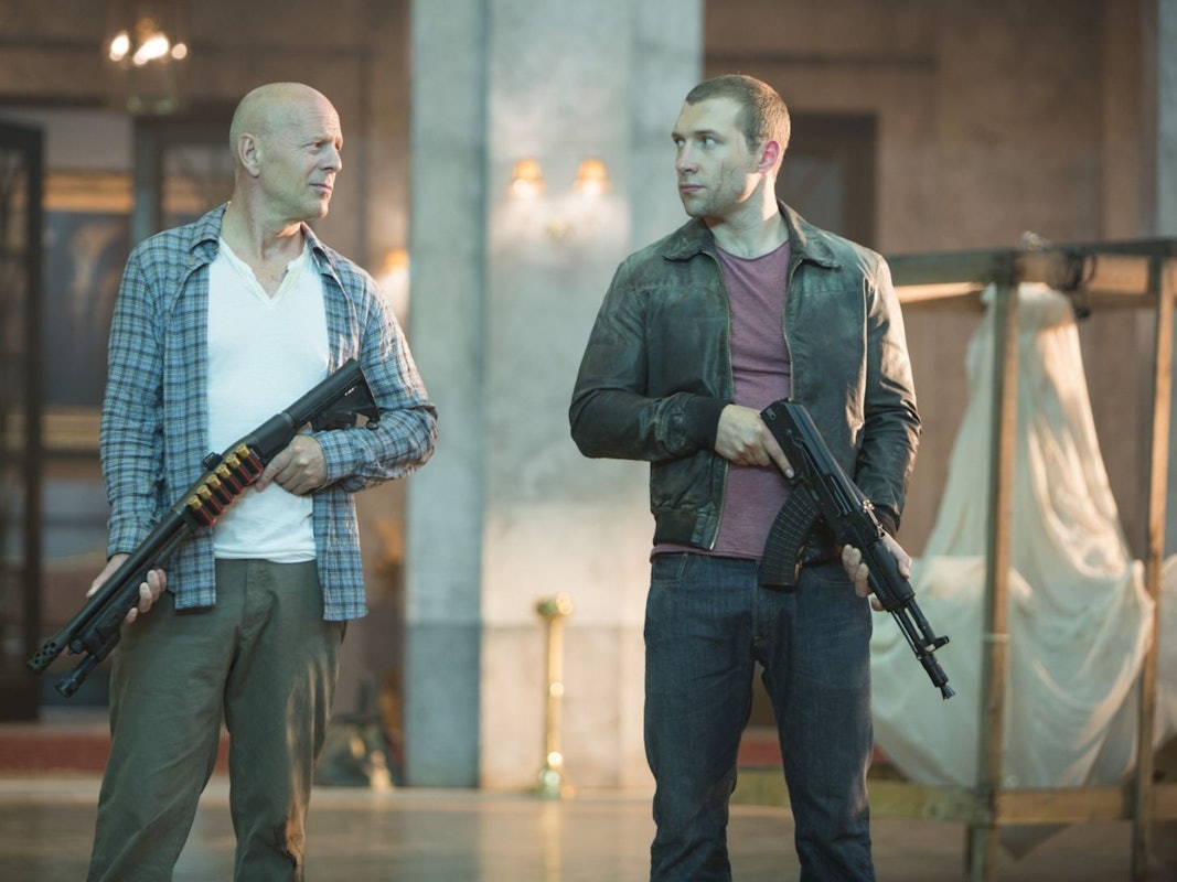 Jack McClane (Jai Courtney, rechts) und sein Vater John McClane (Bruce Willis) machen gemeinsame Sache, um sich gegen die Angreifer zur Wehr zu setzen. (Bild: 2013 Twentieth Century Fox Film Corporation. All rights reserved.)