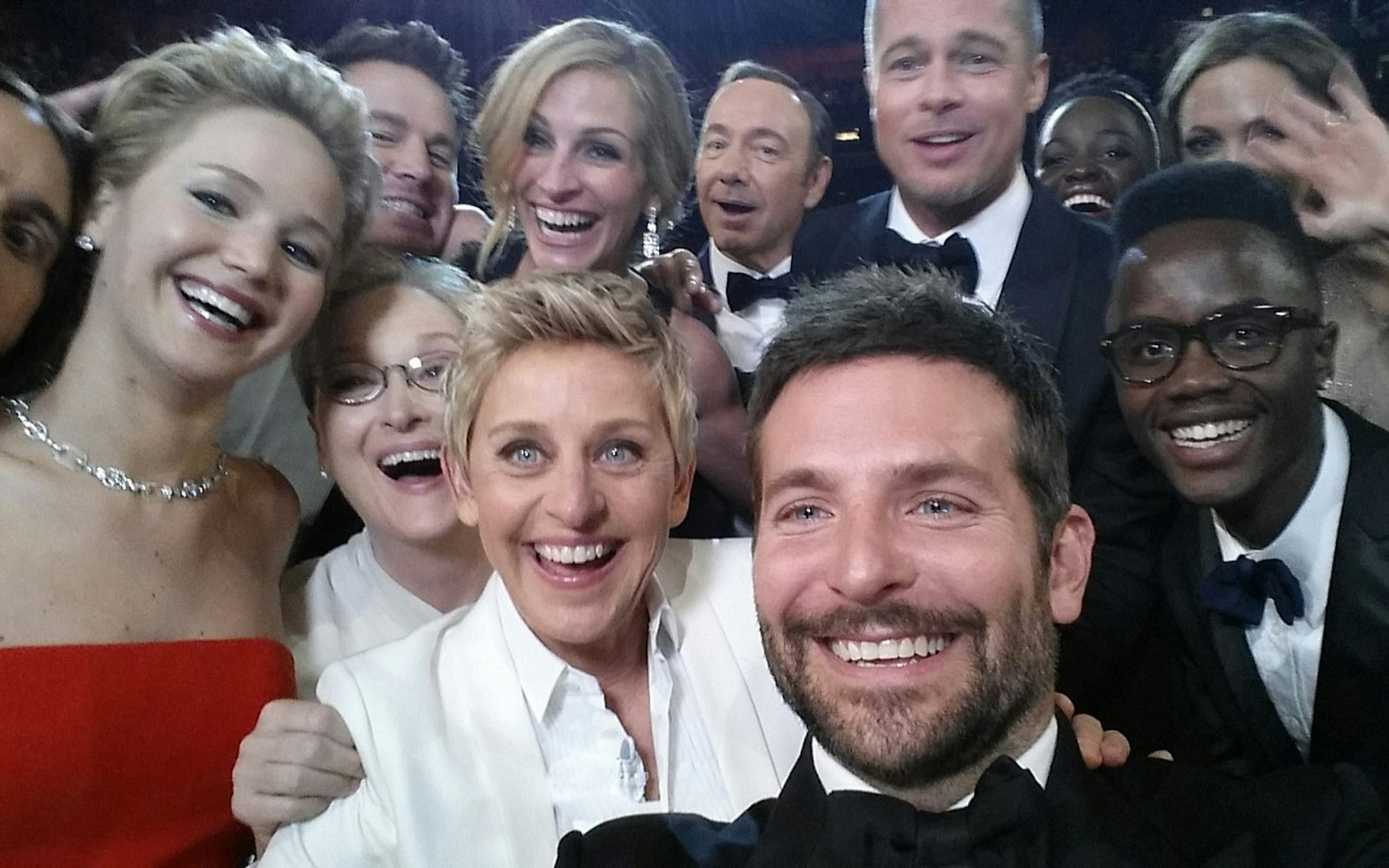 Dieses Bild von der Oscar-Verleihung 2014 machte Schlagzeilen: Das Selfie von Moderatorin Ellen DeGeneres 2014 könnte das teuerste Foto der Welt sein. Samsung spendete nicht nur für jeden der über 3,3 Millionen Re-Tweets des Bildes beim Kurznachrichtendienst Twitter einen Dollar, sondern bezahlte dem US-Sender ABC 1,5 Millionen Dollar für einen Werbespot während der Ausstrahlung. (Bild: Ellen DeGeneres/Twitter via Getty Images)