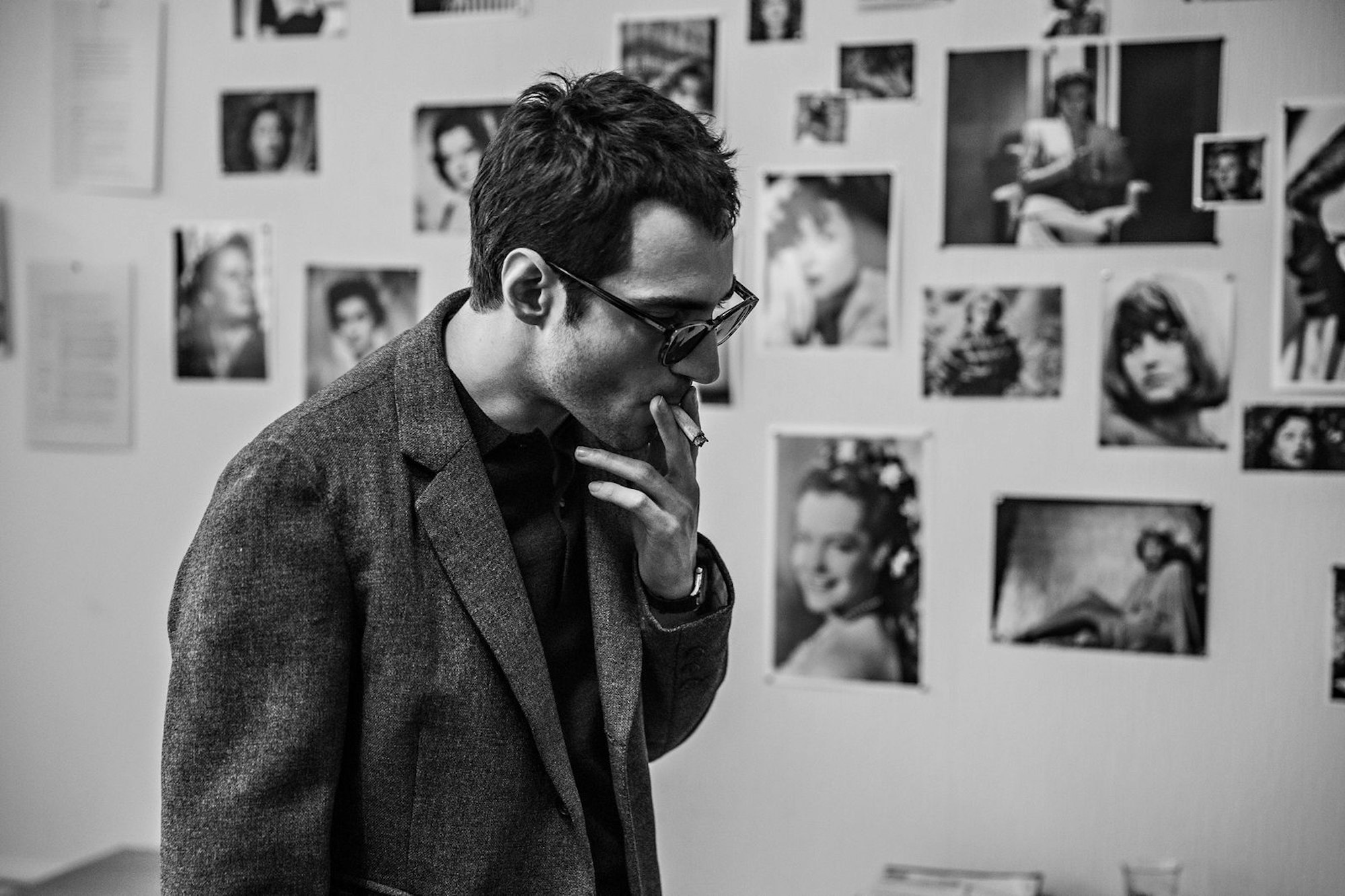 Qualmend in eine neue Zeit: Jean-Luc Godard (Guillaume Marbeck) arbeitet an seinem ersten eigenen Film, der Kinogeschichte schreiben soll. (Bild: Jean Louis Fernandez)