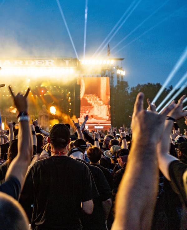 Festivalbesucher feiern zum Abschluss des Wacken Open Air vor den Bühnen.