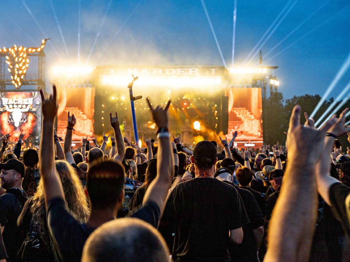 Festivalbesucher feiern zum Abschluss des Wacken Open Air vor den Bühnen.