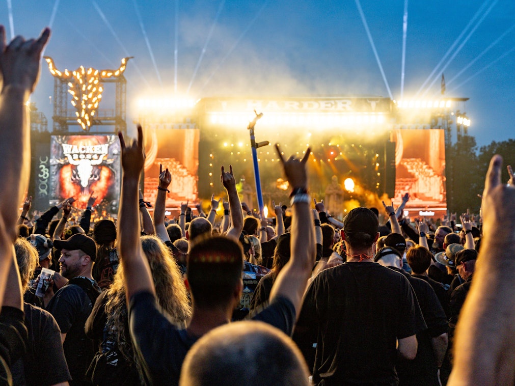 Festivalbesucher feiern zum Abschluss des Wacken Open Air vor den Bühnen.