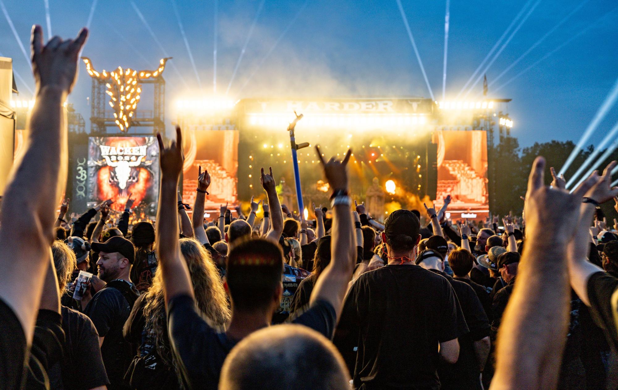 Festivalbesucher feiern zum Abschluss des Wacken Open Air vor den Bühnen.