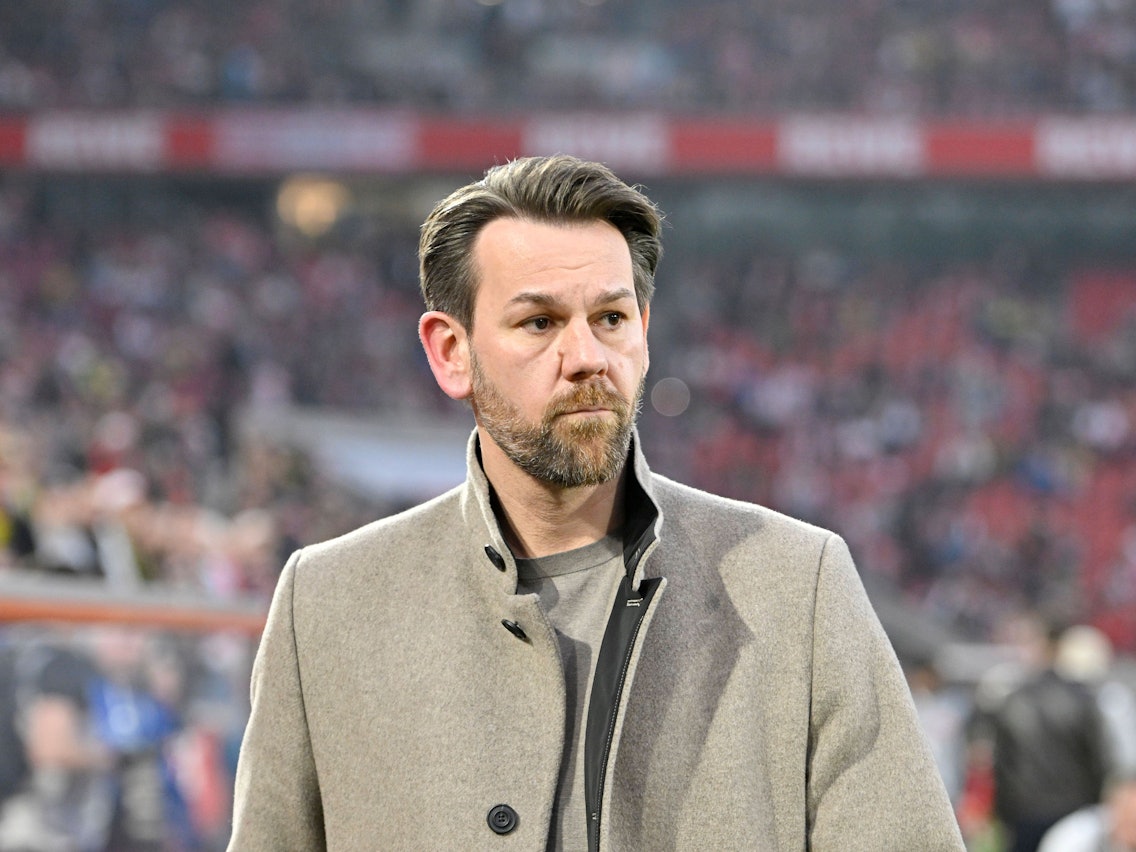 Thomas Kessler mit einem Mantel im Stadion.