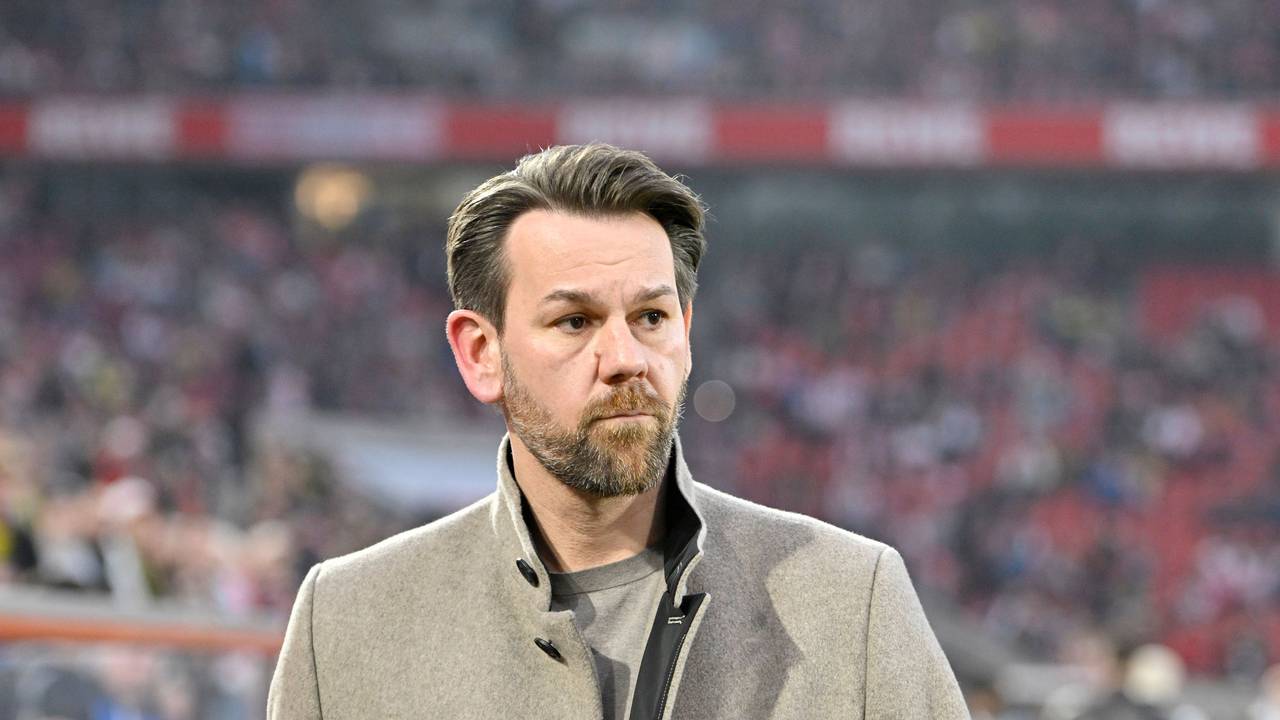 Thomas Kessler mit einem Mantel im Stadion.
