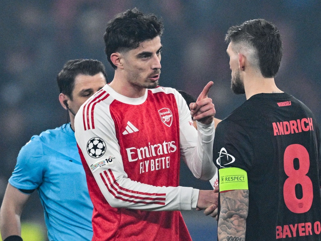 Kai Havertz diskutiert mit Robert Andrich.