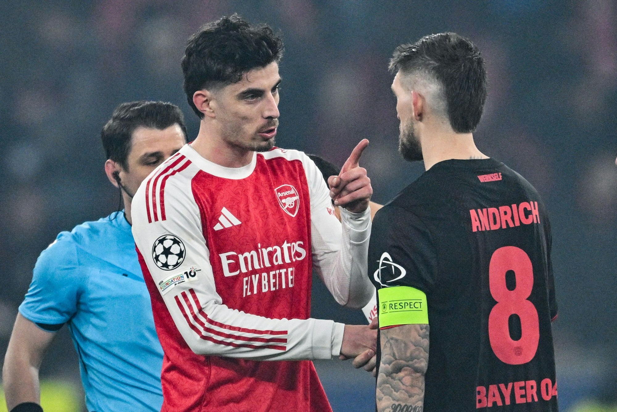 Kai Havertz diskutiert mit Robert Andrich.