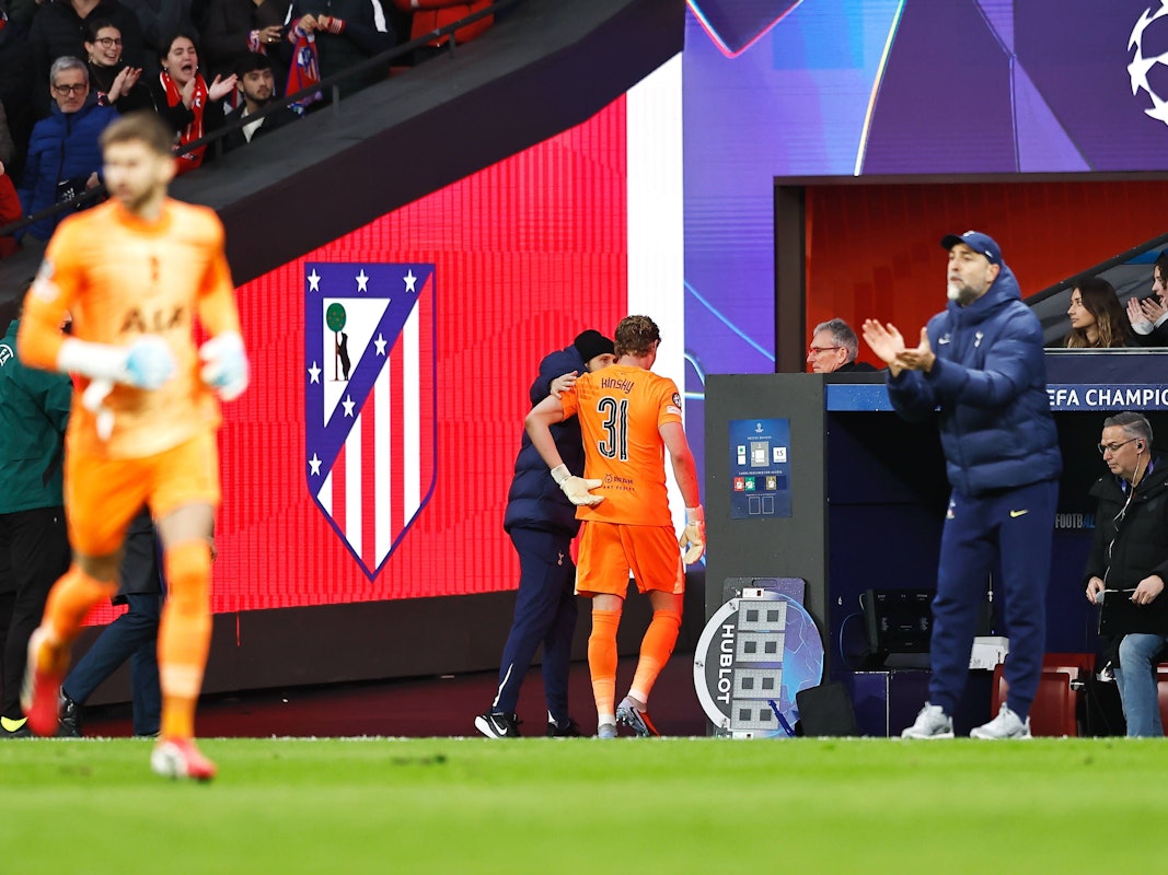 Antonin Kinsky geht nach seiner Auswechslung in den Spielertunnel.