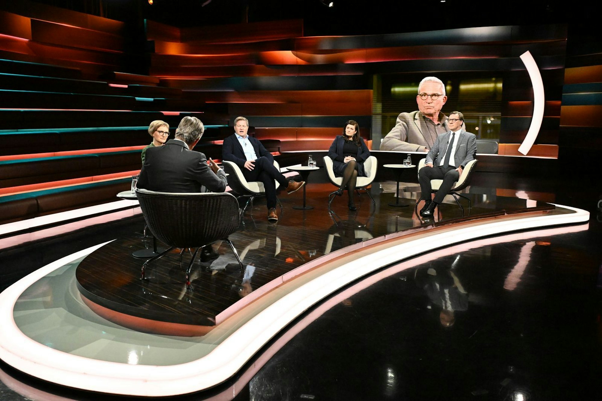 Markus Lanz (zweiter von links) diskutierte am Dienstagabend mit Grünen-Chefin Franziska Brantner (links), Journalist Michael Bröcker (dritter von links), Iran-Expertin Azadeh Zamirirad (dritte von rechts), CDU-Politiker Thomas Strobl (zweiter von rechts) und Sicherheitsexperte Nico Lange. (Bild: ZDF / Cornelia Lehmann)