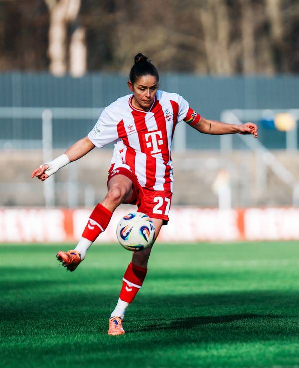Bei einem Spiel der FC-Frauen ist Laura Feiersinger am Ball.