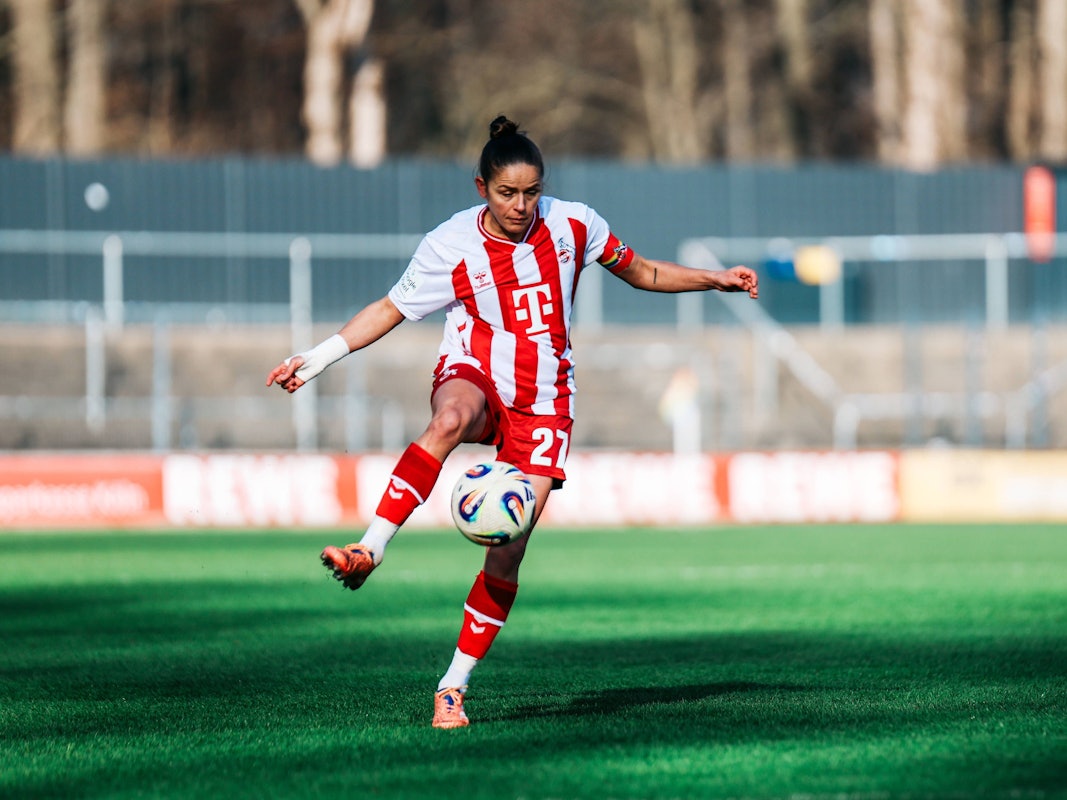 Bei einem Spiel der FC-Frauen ist Laura Feiersinger am Ball.