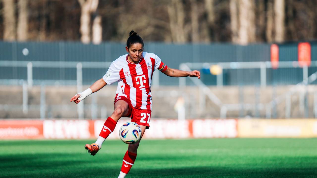 Bei einem Spiel der FC-Frauen ist Laura Feiersinger am Ball.