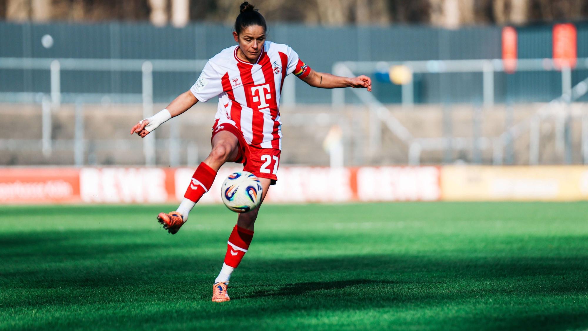 Bei einem Spiel der FC-Frauen ist Laura Feiersinger am Ball.