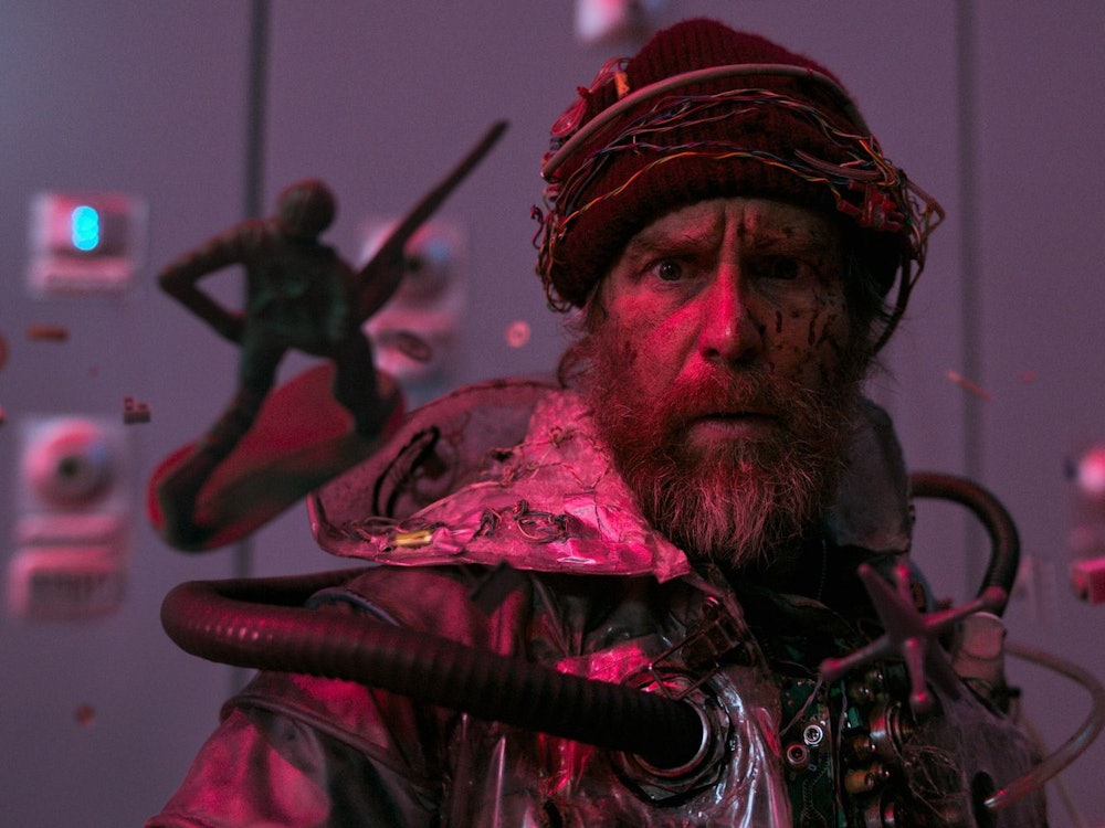 Sam Rockwell sieht in „Good Luck, Have Fun, Don't Die“ nicht nach einem klassischen Kinohelden aus, soll aber trotzdem die Welt retten. (Bild: Constantin Film Distribution GmbH)