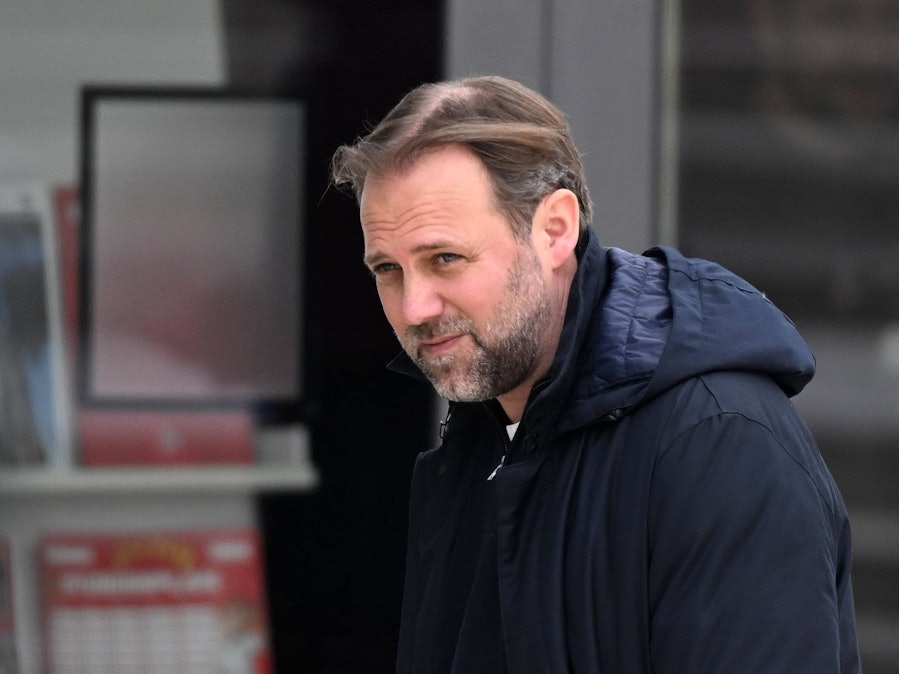 Tim Steidten geht am Geißbockheim in die Büros des 1. FC Köln.