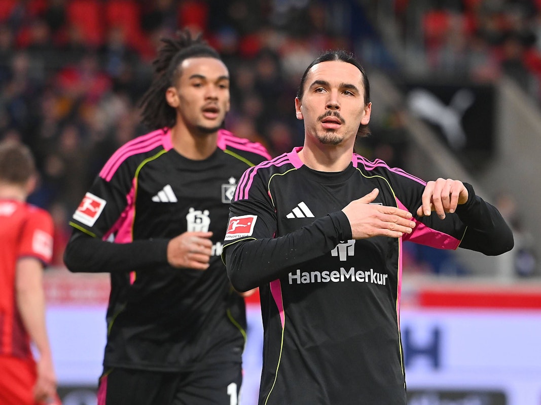 Rayan Philippe jubelt und klopft sich auf die Brust, dahinter läuft Damion Downs zu ihm.